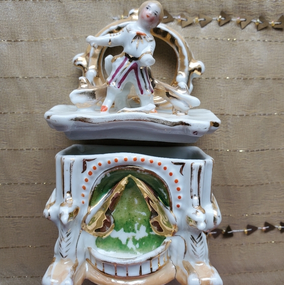 Vintage Staffordshire Fairing Trinket Box - Picture 4 of 8